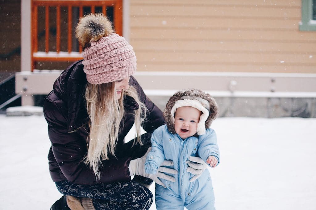 Comment préparer ses premières vacances au ski avec bébé