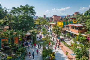 Découvrez Medellín : la ville de l'éternel printemps en Colombie - guide complet pour votre séjour