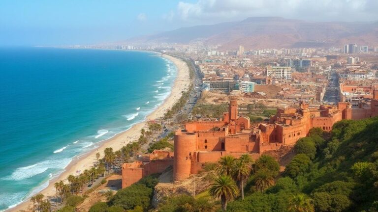 Vue aérienne de la ville côtière d'Agadir, Maroc, avec la mer Méditerranée en arrière-plan.